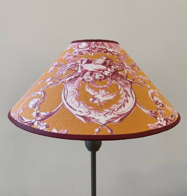 abat jour conique tissu motif toile de jouy rose orange 35 cm