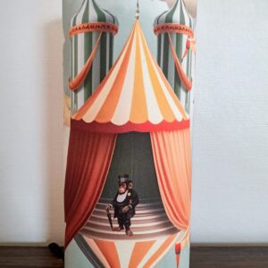 Lampe cylindre sur pieds en tissu motif personnage de cirque